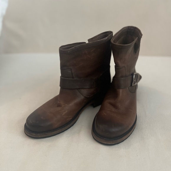 Frye Veronica Short Booties | Saddle Brown Leather | Distressed | 7.5 - Picture 8 of 10